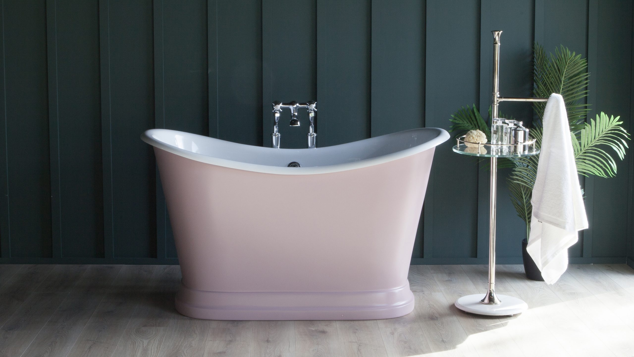 Torre Duo double ended bath front on view. Bath shown with painted exterior.